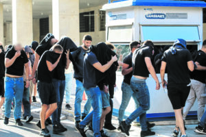 Ανεξέλεγκτη η οπαδική βία στους δρόμους