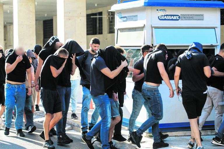 Ανεξέλεγκτη η οπαδική βία στους δρόμους