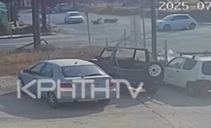 Τροχαίο σοκ στην Ιεράπετρα: Οδηγός μηχανής πέφτει στο έδαφος μετά από σύγκρουση και δεύτερο ΙΧ περνάει από πάνω του (Video)