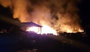 Φωτιά σε εργοστάσιο ανακύκλωσης στη Μυτιλήνη – Ήχησε το 112 για τοξικούς καπνούς (Video)