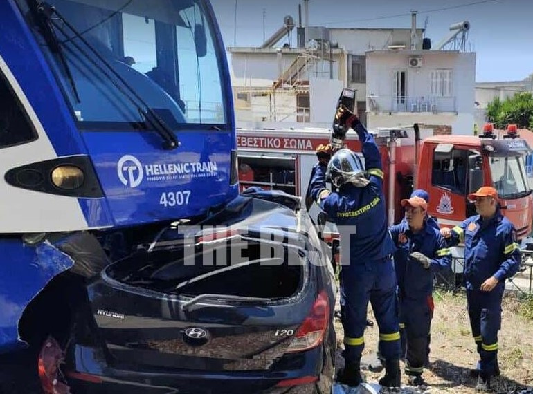 Πάτρα: Σύγκρουση συρμού του Προαστιακού με αυτοκίνητο – Εγκλωβίστηκε ο οδηγός
