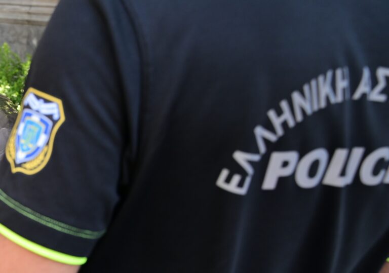 Απότακτος αστυνομικός και γνωστός λιμενικός σε κύκλωμα προστασίας στον Πειραιά