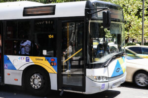 Σύγκρουση δύο λεωφορείων στην Παραλιακή &#8211; Αναφορές για τραυματίες
