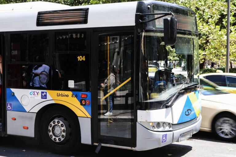 Σύγκρουση δύο λεωφορείων στην Παραλιακή – Αναφορές για τραυματίες