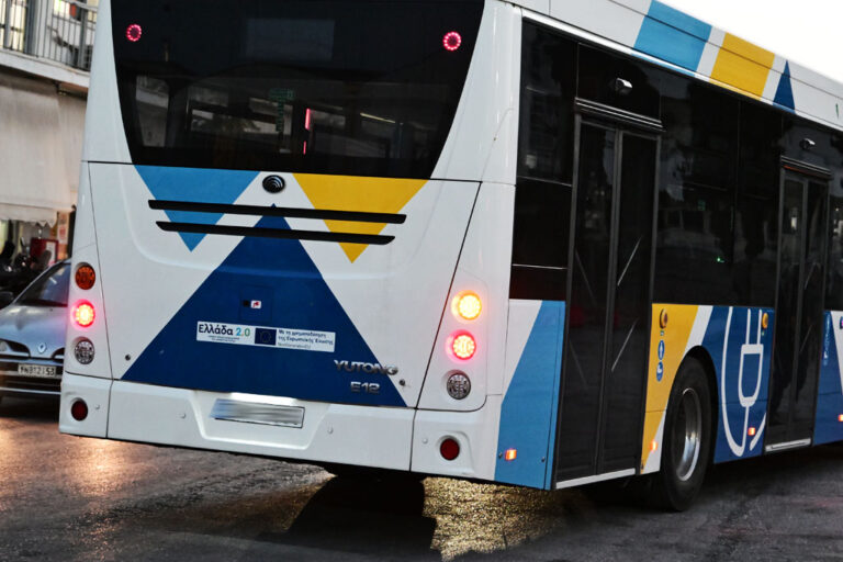Σύγκρουση λεωφορείων στην Παραλιακή: Τουλάχιστον 10 τραυματίες – Οι νεότερες πληροφορίες