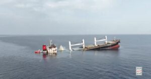 Ερυθρά Θάλασσα: Βίντεο με τη βύθιση του Eternity &#8211; Οι ΗΠΑ κατηγορούν τους Χούθι για απαγωγή ναυτικών