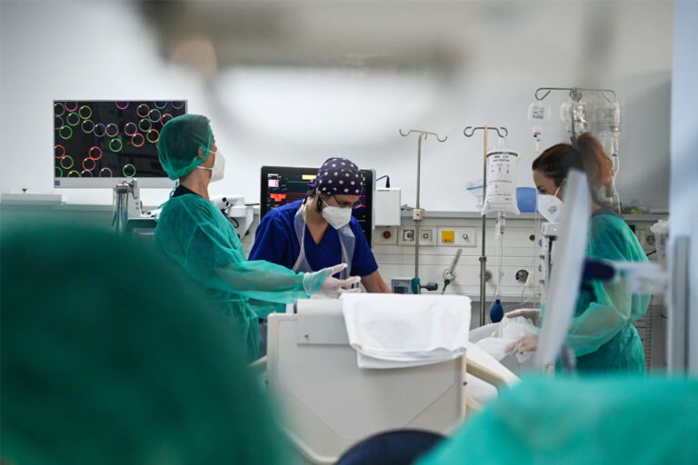 Συγχωνεύσεις και κούρεμα στο ΕΣΥ αντί για προσλήψεις – Κάτω από το χαλί τα πραγματικά προβλήματα