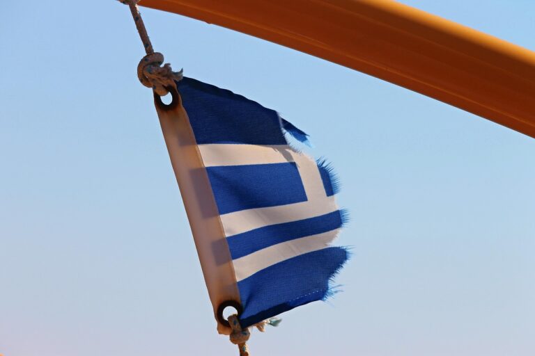 Όσο γλυκό νερό κι αν ρίξεις στη θάλασσα…