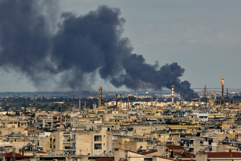 Φωτιά τώρα σε βιομηχανική εγκατάσταση στη Σίνδο – Μήνυμα από το 112