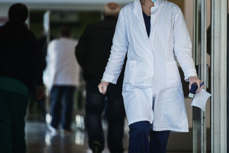 Έρμαια τραμπούκων γιατροί και νοσηλευτές – «Επικοινωνιακό σόου ότι τάχα έχουν παρθεί μέτρα»