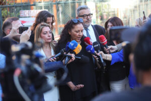 Κυριακή Γρίβα: Πρωτοφανές &#8211; Ο δικηγόρος του δολοφόνου πέταξε μπουκάλι στον δικηγόρο της οικογένειας του θύματος Γιάννη Απατσίδη
