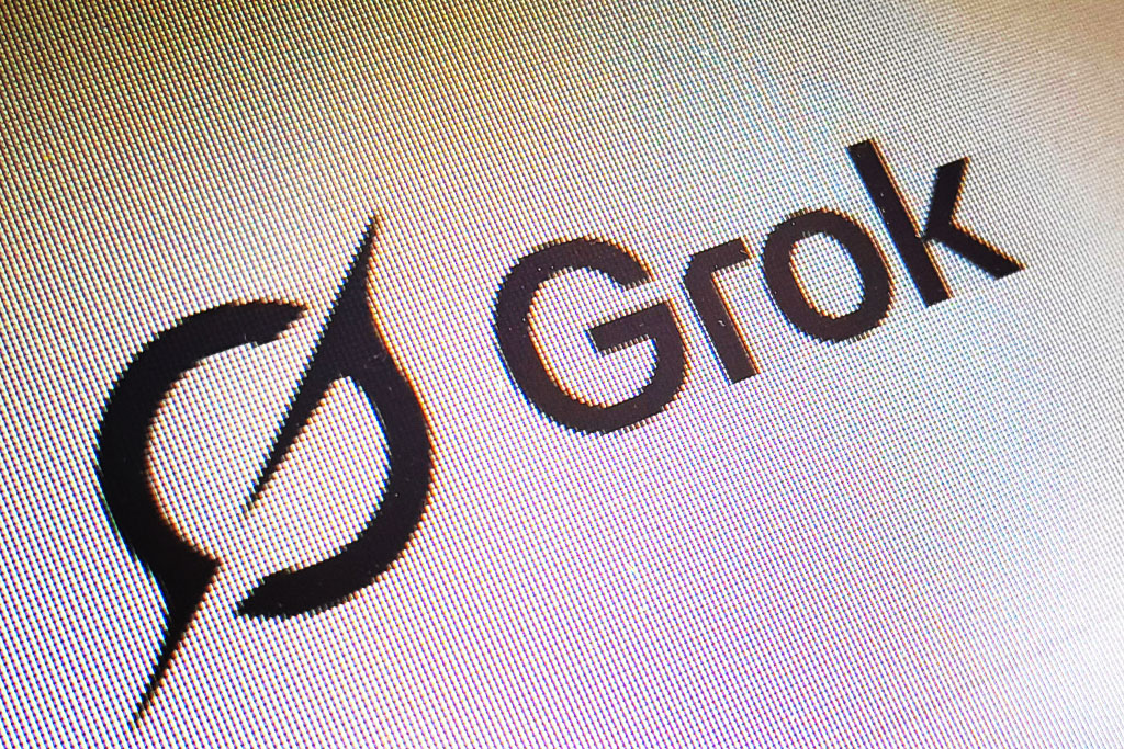 Grok: Σάλος με το chatbot του Μασκ – «Μαζική διαγραφή σε προσβλητικά και ακατάλληλα σχόλια»