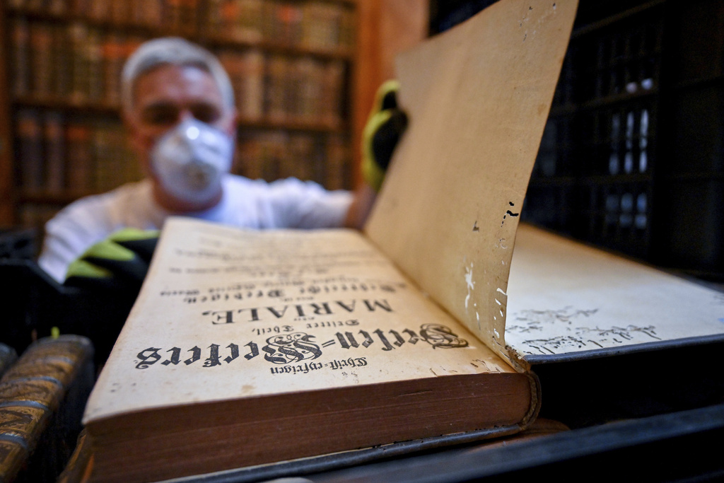 Στο έλεος σκαθαριών 100.000 βιβλία στην Ουγγαρία: «Δεν έχουμε αντιμετωπίσει κάτι παρόμοιο»