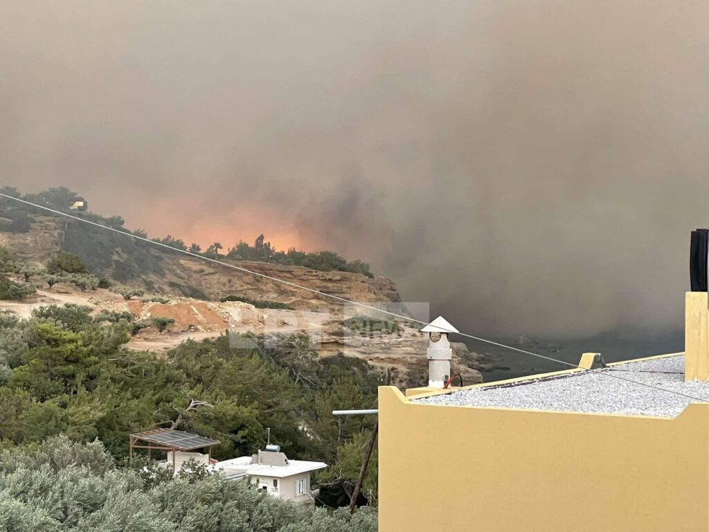 Κόλαση φωτιάς στην Ιεράπετρα: Αποκαρδιωτικές εικόνες καταστροφής – Εκκενώθηκαν οικισμοί (Photos – Video)