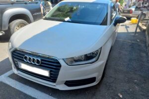 Λάρισα: Ιερέας πάρκαρε σε θέση ΑμεΑ για να κάνει λειτουργία και να πιει τον καφέ του
