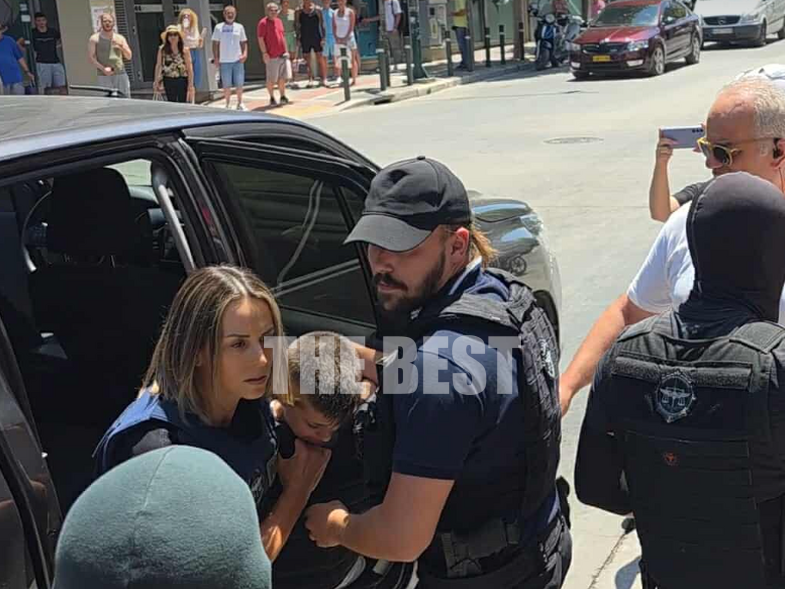 Μουρτζούκου: Έφτασε στην Πάτρα – Έντονες αποδοκιμασίες από συγκεντρωμένο πλήθος (Video)