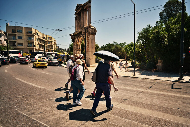Καιρός: Με «38άρια» και πολλά μποφόρ στο Αιγαίο – Η πρόγνωση για την Τρίτη