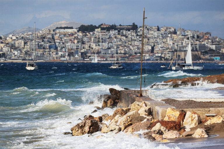Καιρός: Επικαιροποιήθηκε το έκτακτο δελτίο – Αισθητή πτώση της θερμοκρασίας και ισχυροί άνεμοι