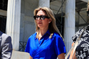 Βουλή: Η Καρυστιανού κατέθεσε το ψήφισμα των 1,3 εκατ. υπογραφών κατά της ατιμωρησίας των πολιτικών &#8211; «Δεν είχε χρόνο για μας ο Κακλαμάνης»
