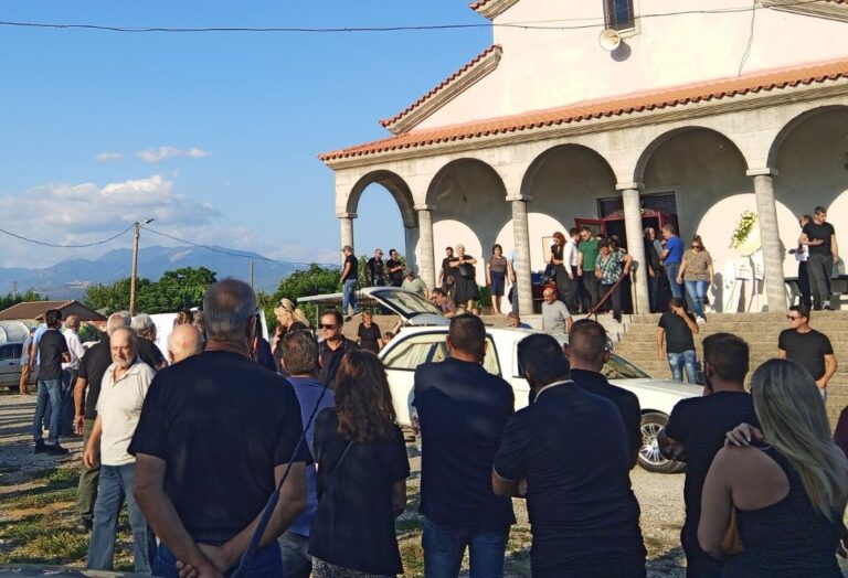 Αγρίνιο: Ράγισαν καρδιές στο τελευταίο αντίο στη μικρή Αλεξάνδρα – Τραγική φιγούρα ο πατέρας της
