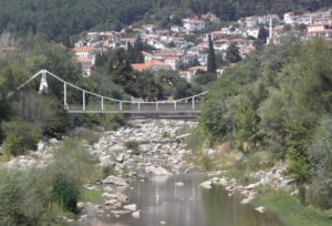 Ξάνθη: Σήμερα η νεκροψία-νεκροτομή των 16χρονων που βρέθηκαν σφηνωμένοι κάτω από βράχο