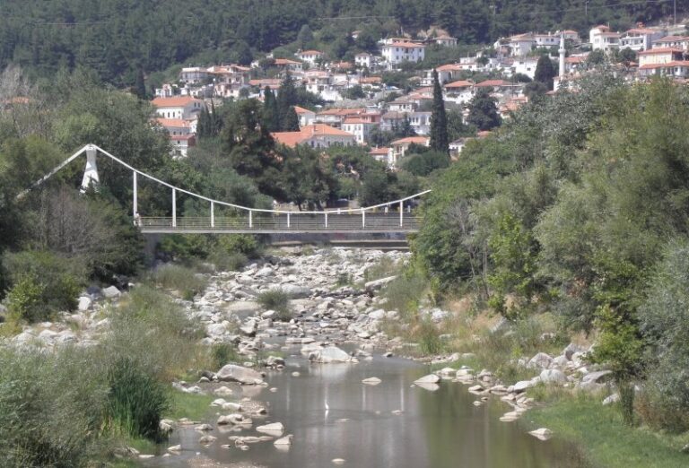 Ξάνθη: Σήμερα η νεκροψία-νεκροτομή των 16χρονων που βρέθηκαν σφηνωμένοι κάτω από βράχο