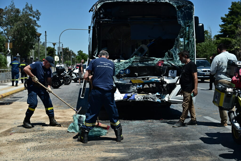 Σύγκρουση λεωφορείων στην Παραλιακή: 32 τραυματίες – Οι 3 πιο σοβαρά (Videos)