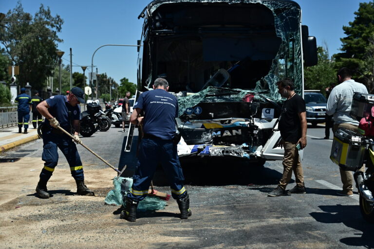 Σύγκρουση λεωφορείων στην Παραλιακή: 32 τραυματίες – Οι 3 πιο σοβαρά (Videos)