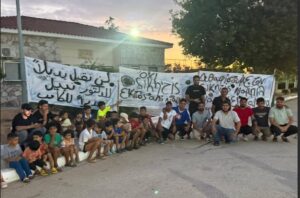 Μυρσίνη Ηλείας : Σε διαδήλωση οι πρόσφυγες κατά του νέου Νεοδημοκράτη διοικητή ! (Photos)