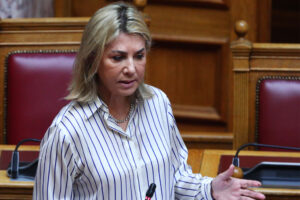 Ζέττα Μακρή στη δίκη του δημοσιογράφου που κατηγορείται ότι την εκβίαζε: «Μου είπε ότι αν φύγω από το υπουργείο και δεν του δώσω λεφτά θα με αποδομήσει»