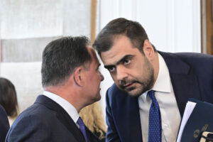 ΟΠΕΚΕΠΕ: Το Μαξίμου καλύπτει τις δηλώσεις Γεωργιάδη για την «κομματική προστασία» Βορίδη και Αυγενάκη