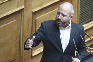 Μεϊκόπουλος: «Η κυβέρνηση καλύπτει τον Καραμανλή με το νέο νομοσχέδιο για τον σιδηρόδρομο»