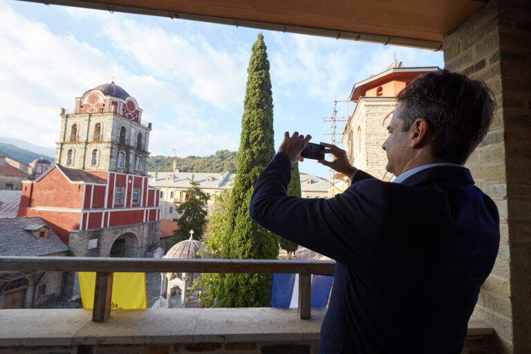 Μητσοτάκης: Επίσκεψη στο Άγιον Όρος υπό ασφυκτική πίεση και με το βλέμμα στα δεξιά