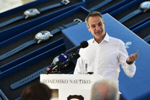 «Πλασιέ» ρολογιών ο Μητσοτάκης με κομπάρσους βατραχανθρώπους
