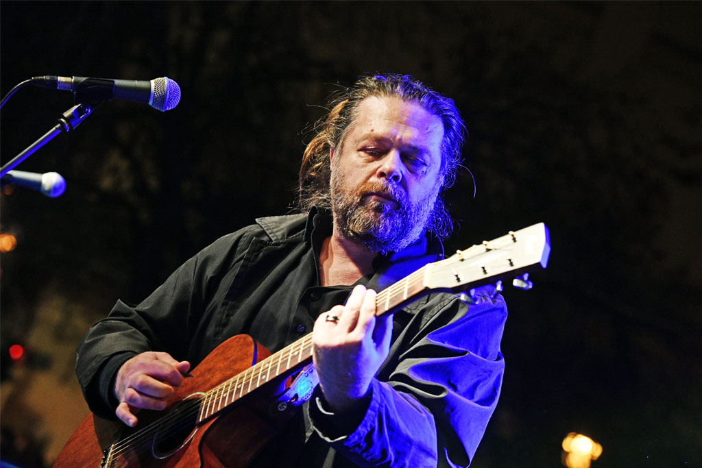 Ο Δ. Μητσοτάκης τρολάρει για τον ΟΠΕΚΕΠΕ: «Με τον φραπέ ήταν ο Κούλης αγκαζέ, μα δεν το λέει – μα δεν το λέει»