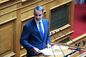 Μητσοτάκης στη Βουλή: Τρίμηνη αναστολή αιτήσεων ασύλου για μετανάστες από Β. Αφρική &#8211; Τουλάχιστον μία κλειστή δομή στην Κρήτη