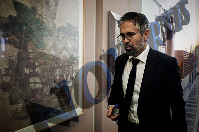 Δίκη Novartis: Εμφανίστηκε «αυτοβούλως» ο Φρουζής… αφού πρώτα διατάχθηκε η βίαιη προσαγωγή του