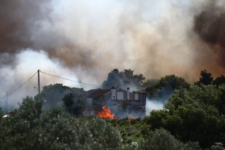 Μεγάλη φωτιά στη Ραφήνα: Μήνυμα από το 112 για τρεις περιοχές – Πού έχει διακοπεί η κυκλοφορία (Photos – Videos)
