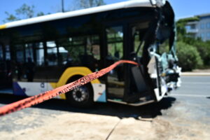 Σύγκρουση λεωφορείων στην Παραλιακή: 47 οι τραυματίες &#8211; Πώς συνέβη το τροχαίο (Videos)