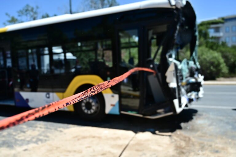 Σύγκρουση λεωφορείων στην Παραλιακή: 47 οι τραυματίες – Πώς συνέβη το τροχαίο (Videos)