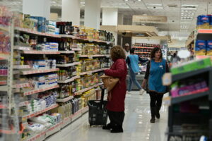 Ακρίβεια: Αγοράζουμε με βάση την τιμή, «κόβουμε» βασικά προϊόντα &#8211; Τρεις ανάγκες «τρώνε» το εισόδημα