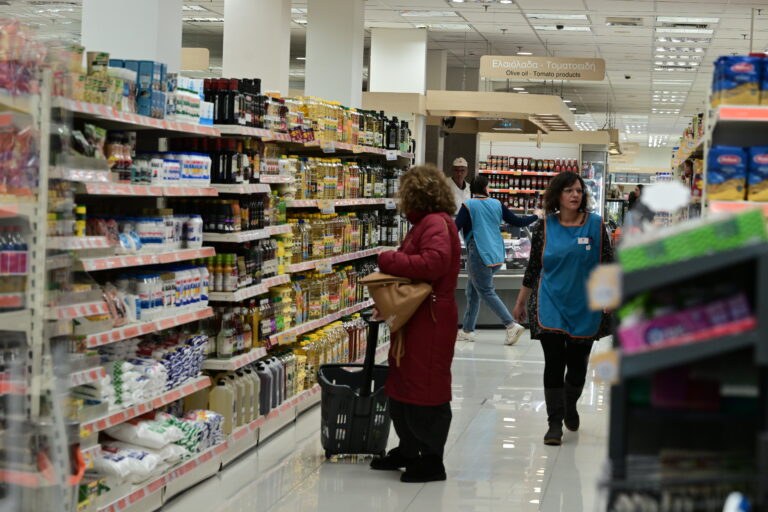 Ακρίβεια: Αγοράζουμε με βάση την τιμή, «κόβουμε» βασικά προϊόντα – Τρεις ανάγκες «τρώνε» το εισόδημα