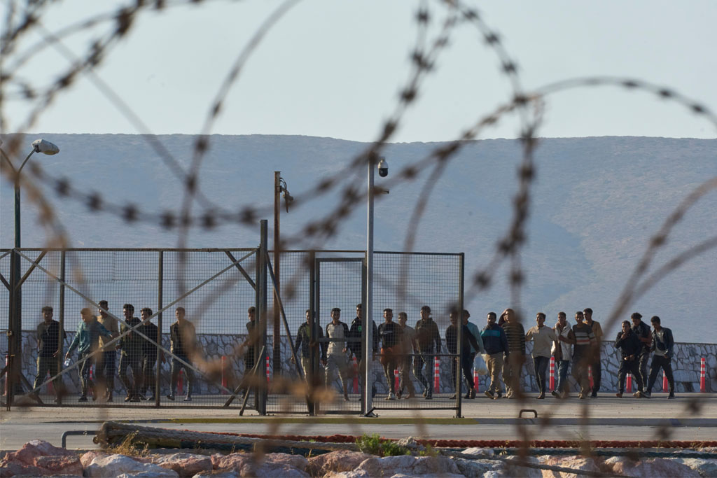 TΑΖ: Η κυβέρνηση της Αθήνας παίρνει σκληρά μέτρα για το άσυλο και, όπως φαίνεται, παραβιάζει το δίκαιο