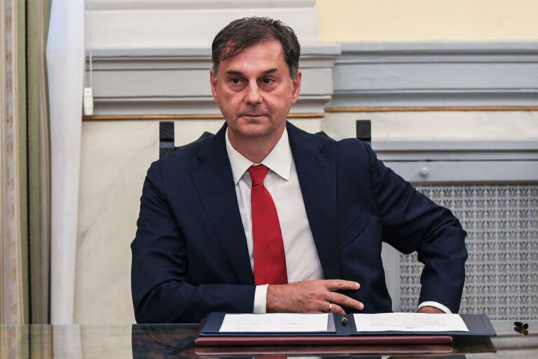 «Πονοκέφαλος» µε το… καληµέρα για Θεοχάρη