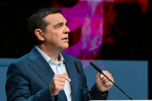 Αλέξη, λύσε μου μια απορία: Με ποιους θα πας και ποιους θ’ αφήσεις;