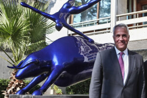 Ο «Φραπές» και το μπλε γλυπτό στο υπουργείο του Βορίδη