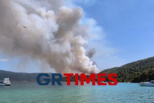 Συναγερμός στη Χαλκιδική για τη μεγάλη φωτιά στη Βουρβουρού &#8211;  Κλειστός ο δρόμος από τον Όρμο Παναγιάς (Video)
